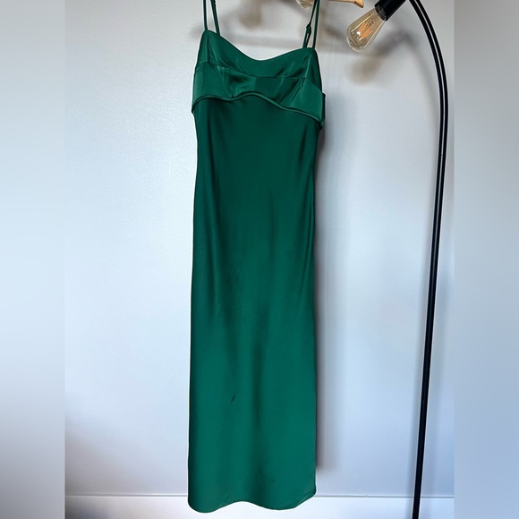 Beautiful emerald satin slip dress with tailored chest detail ✨ - Picture 5 of 11